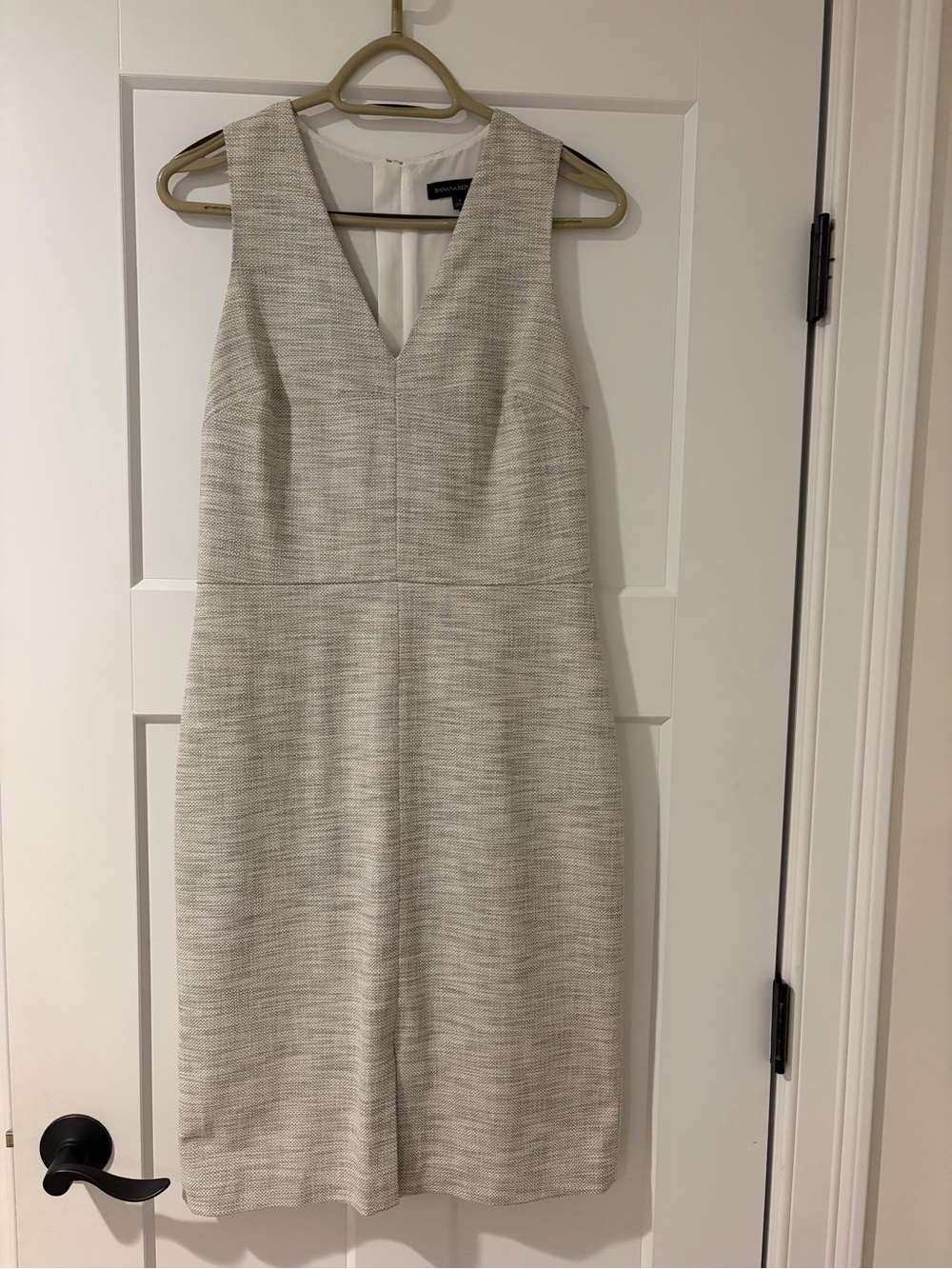 Banana Republic Textured Sleeveless V-Neck Sheath Dress in Light Gray